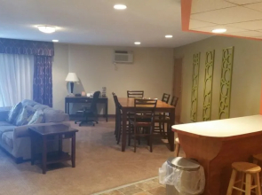 Grand Forks Inn & Suites
