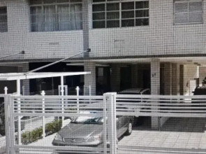 Em 5 minutos a pé tá na praia e no Shopping Praiamar, 2 quartos, 2 banheiros, portaria 24 horas, elevador, garagem, ar condicionado, wi-fi!