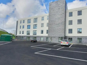 Stunning New Modern 2 Bedroom flat with Parking near Windsor Castle