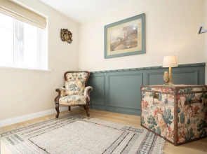4 Bedroom Detached House 5mins Walk to Shopping Village
