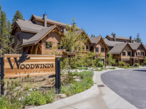 Woodwinds 1265 Luxury Townhouse, Private Hot Tub, 2 Car Garage by RedAwning