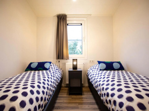 Modern chalet with outdoor sauna and spa, on a holiday park, Hoorn at 8 km.