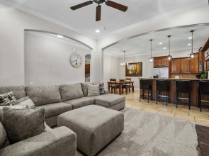 Pool & Sunshine Retreat - Resort-style Amenities