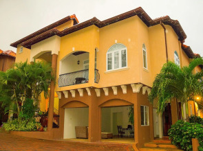 2 Bed Apt with Balcony at Runaway Bay