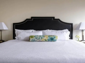 18th FL Stylish CozySuites w/ roof pool, gym #6