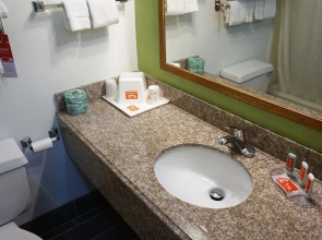 Econo Lodge & Suites