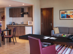 Отель Khalidiya Palace Rayhaan by Rotana 