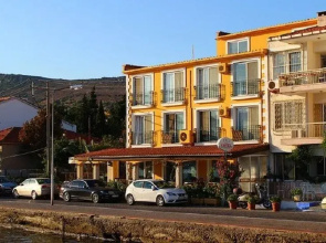 Foca Yali Hotel