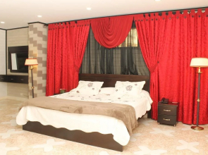 Hollywood Paradise Hotel