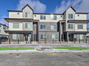 Modern Mountain Townhome - Ski Nearby