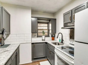 Walkable Location: Welcoming Unit in Omaha