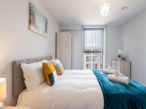 NEW BUILD - 2 Bed Cosy Modern Apartment - Juliet Balcony - ROOF TOP TERRACE - Digbeth, Birmingham City Centre - FREE NETFLIX & SMART TV
