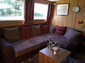Barge Beatrice cruises on the Canal du Midi