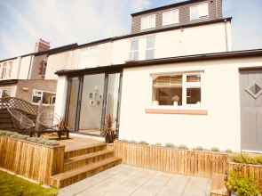 LUXURY Coastal 4 Bed FAMILY Home In Whitley Bay - 5 Mins To The Beach - Sleeps 9