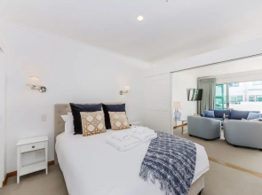 Elegant 2BR Princes Wharf Apartment