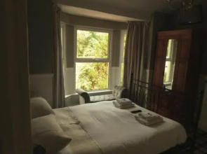 Twin Oaks Guest House