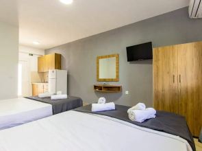 Aigli Garden Getaway, Steps From Vrasna Beach