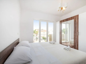 Cozy House Near Beach App 6