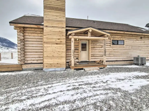 Stunning Mountain Views: Livingston Cabin w/ Deck!
