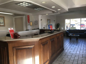 Econo Lodge Inn & Suites Central