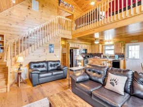 Mtn-view Cabin: Deck & Pets Welcome in Murphy