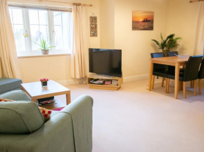 Bright 2 Bedroom Flat With Parking in Oxford