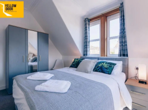 Eden Cottage- City Base with Outside Courtyard