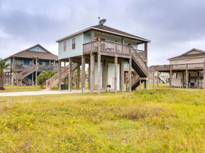 Chic Crystal Beach Home w/ Deck: Walk to the Ocean