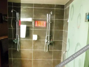 Wolong Holiday Hotel ( Xiangyang Gulongzhong Visitor Center)(卧龙假日酒店（襄阳古隆中游客中心店）)