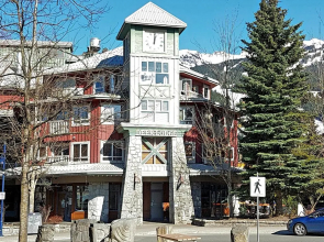 Whistler Village -  Best location - spacious - Village stroll - Walk to lift - bars - restaurants - grocery store - liquor store Deer Lodge 341