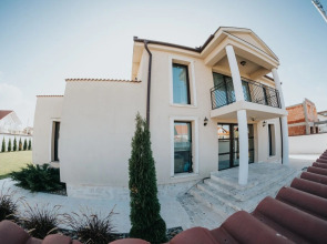 Carla Residence