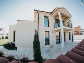 Carla Residence