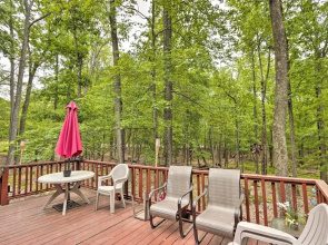 Relaxing Eagle Rock Resort Home - 1 Block to Lake!