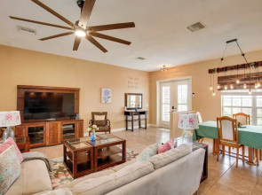 9 Mi to Downtown Fort Myers: Home w/ Lanai + Grill