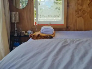 Delightful 1 bedroom tiny house, with retro Poptop