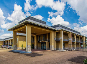 Super 8 by Wyndham Jackson MS Near the Fairgrounds