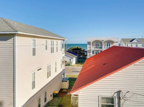 Breezy Kure Beach Home - Walk to Pier & Ocean!