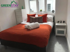 "Eastville Court Rhyl" by Greenstay Serviced Accommodation - Cosy 2 Bedroom Bungalow with Parking, Netflix & Wi-Fi, Close To Beaches, Shops & Restaurants - Ideal for Families, Business Travellers & Contractors