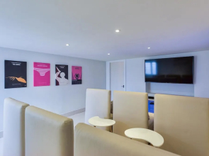 Modern Ocean View Villa, Huge Lap Pool, AC, Free Wifi, Sat TV, Beach Access