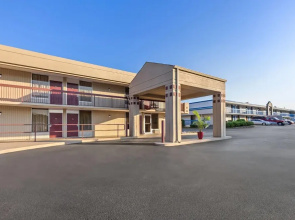 Super 8 Motel - Commerce