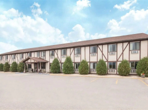 Super 8 by Wyndham Warroad