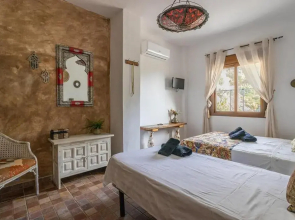 Sayalonga Villa Retreat With 7 Bedrooms