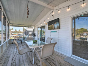 Boat Dock & Porch: Riverfront Retreat in Homosassa