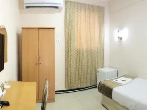 Al Hadow Hotel