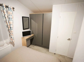 Inviting 3-bed Lodge in Preston hot tub