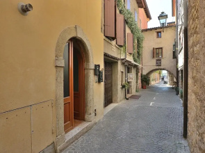 Pop Art Apartment - Sleeps 6 in Torri del Benaco Downtown