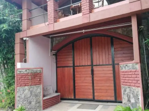 White Peacocks and Birds Resort