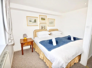 Mulberry 3 bed Cowes Cottage, Solent Views (Sleeps 6)