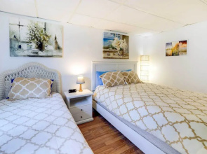 1 Ocean Fun:' Emerald Isle Apt, Steps to Beaches!