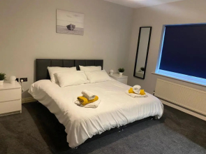 Beautifully refurbished 2 bedroom self-contained apartment with secure parking